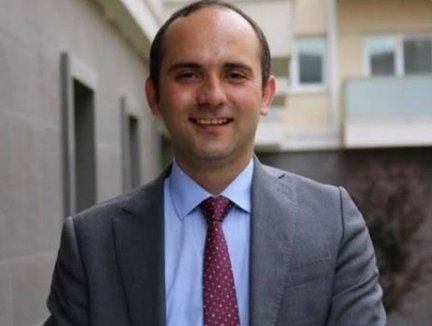 Bu kadar ağrılar içinde kıvranan ağır hasta bir tutukluyu! Anayasa mahkemesi kararına rağmen hapiste tutmak en hafif tabiriyle ile VİCDANSIZLIKTIR.
ADALET,  VİCDAN demektir.

Adaleti olmayan devlet çöker! 

TAYFUN KAHRAMAN'I VİCDANINIZI ortaya koyarak BIRAKIN.