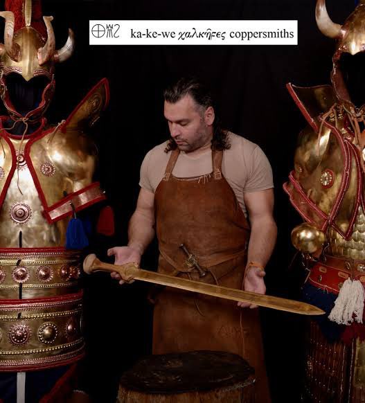 HeraklesCithare's tweet photo. Depuis la diffusion des premières images de L’Odyssée de Nolan, l’écrasante majorité des amateurs, passionnés et spécialistes de la Grèce antique déplore la laideur des armures produites pour le film, tandis que les fans du réalisateur défendent corps et âme ses choix.

Ironie du sort, on apprend que le réalisateur avait d’abord contacté l’armurier grec Dimitrios Katsikis - qui a notamment réalisé les panoplies mycéniennes exposées au musée Kotsanas d’Athènes - pour fabriquer les armures du film dans le style mycénien. 

Pour une raison qui nous échappe - financière ? - la production n’a pas donné suite et on a perdu là une formidable occasion de représenter correctement l’Âge de bronze au cinéma, contre des costumes ternes et des armures en plastique qui semblent avoir été générés par IA 👀