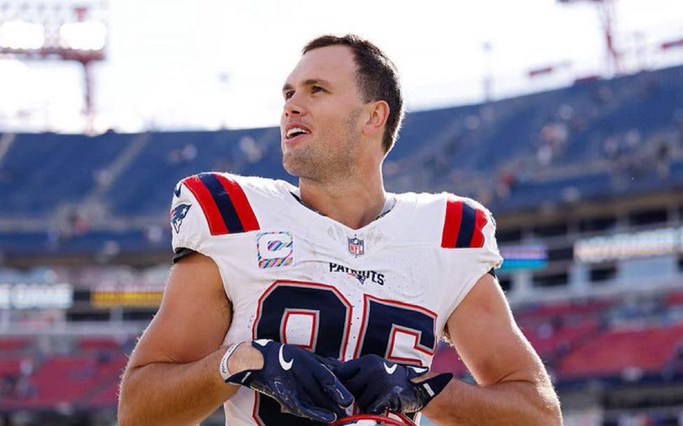 TheBostonBuzzer's tweet image. Patriots TE Update Through Week 15: 

Hunter Henry: 52 Rec, 663 yds, 6 TD

Austin Hooper: 18 Rec, 247 yds, 1 TD

Both made big plays against the Ravens.