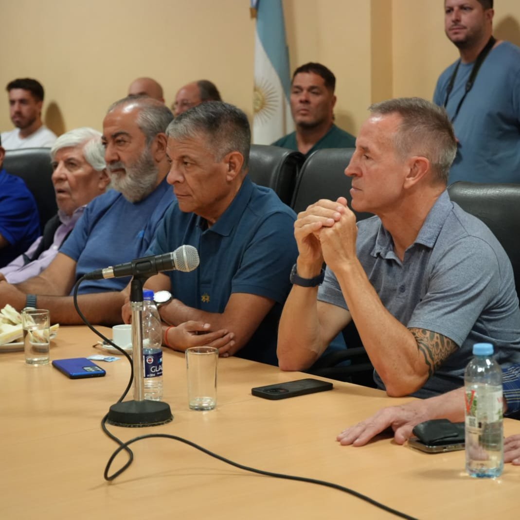 ⚪🔵 REUNIÓN CGT – PBA: ALERTA POR EL AJUSTE Y LA REFORMA LABORAL

La <a href="/cgtoficialok/">CGT</a> recibió al gobernador <a href="/Kicillofok/">Axel Kicillof</a> y al ministro <a href="/waltercorreaok/">Walter Correa</a> para analizar el impacto de las políticas económicas y el avance de una reforma laboral regresiva impulsada por Javier Milei.