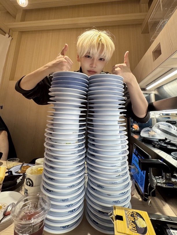 page_liyu's tweet image. 🐰 had 10 pieces of salmon sushi and 2 bites of shin ramen today...
meanwhile 🦌