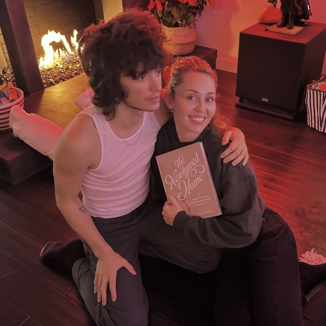 Miley Cyrus passou o natal desde ano com seu noivo em casa.