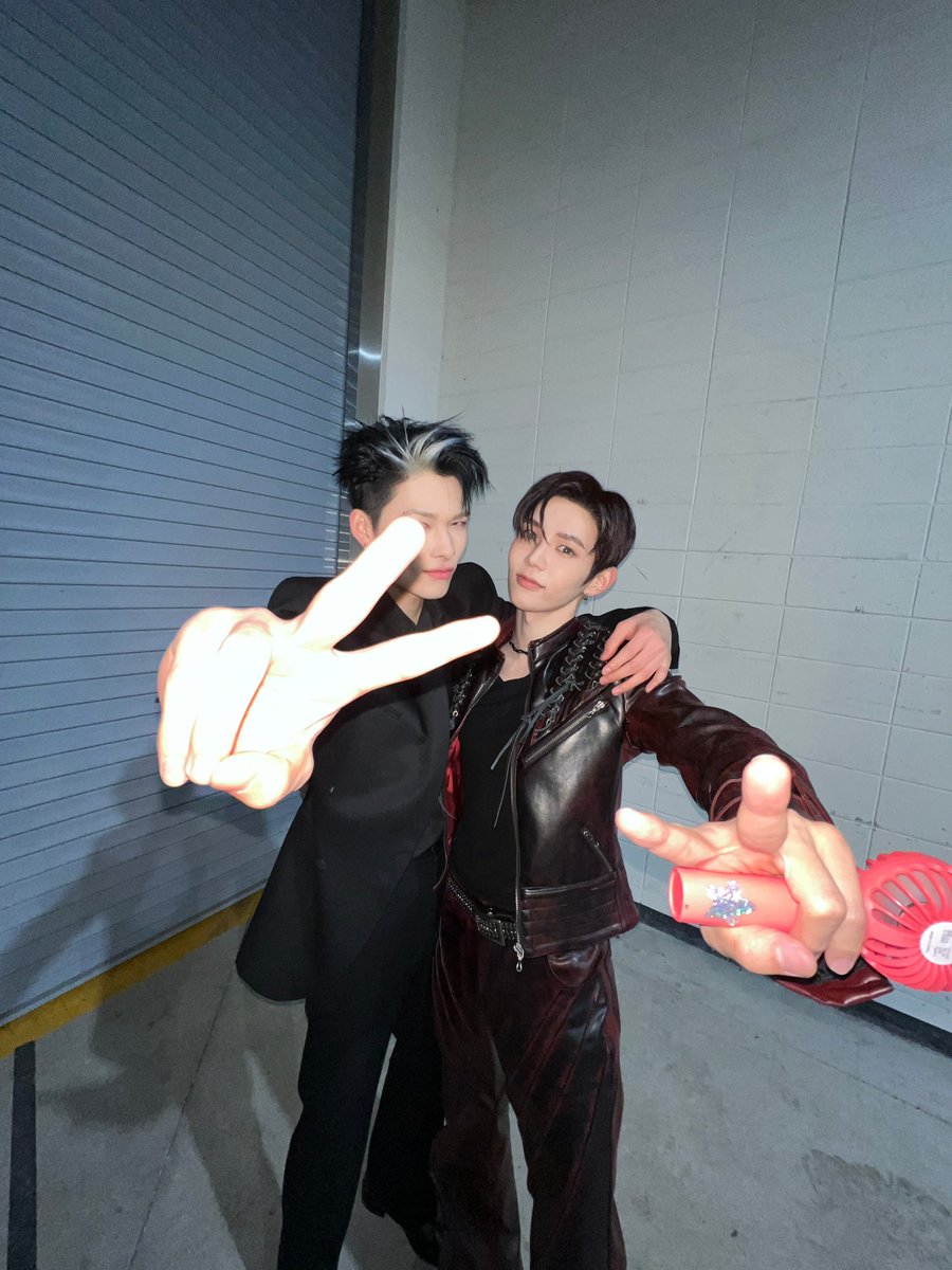 쇼타로 님 위버스 니키랑 투샷 셀카 🫶🏻🖤