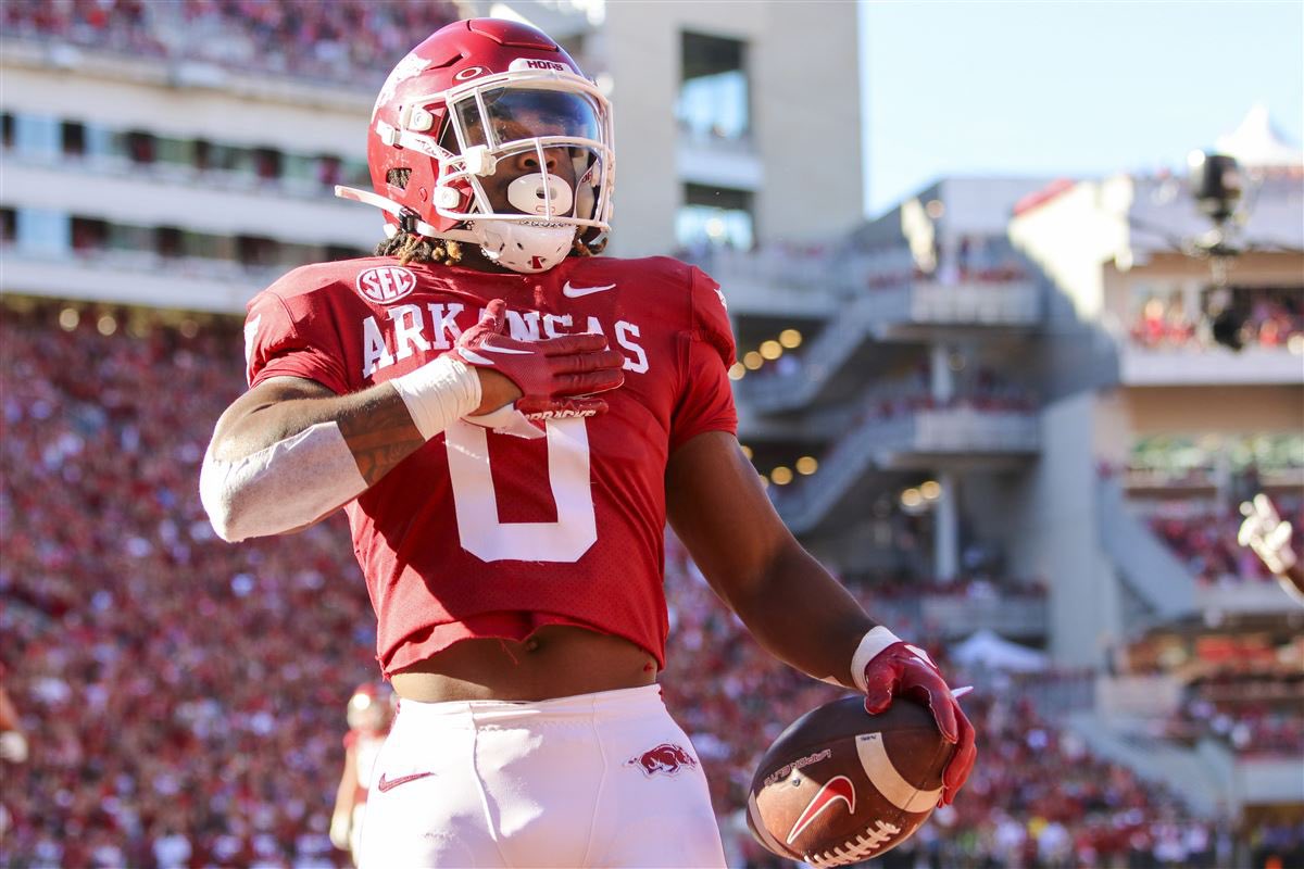 Arkansas RB AJ Green plans to enter the transfer portal, his agency <a href="/csgathletes/">Covenant Sports Group</a> tells <a href="/247Sports/">247Sports</a>.

Green has run for 962 yards and 6 TDs in his career. Has also averaged 9.7 yards per catch.

247sports.com/player/aj-gree…