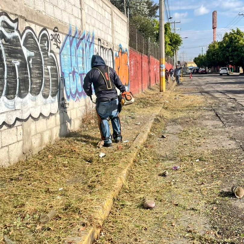 Servicios_Pub's tweet photo. 💚✨ ¡Cuando se cuida la calle, se cuida la colonia!
Andamos con mantenimiento en la Calle Nayarit, Colonia #Popular, metiéndole ganas para que el espacio luzca mejor y se disfrute más 🚧🌿.
#LaCapitalImparable 🪽 https://t.co/4pntXpr23t