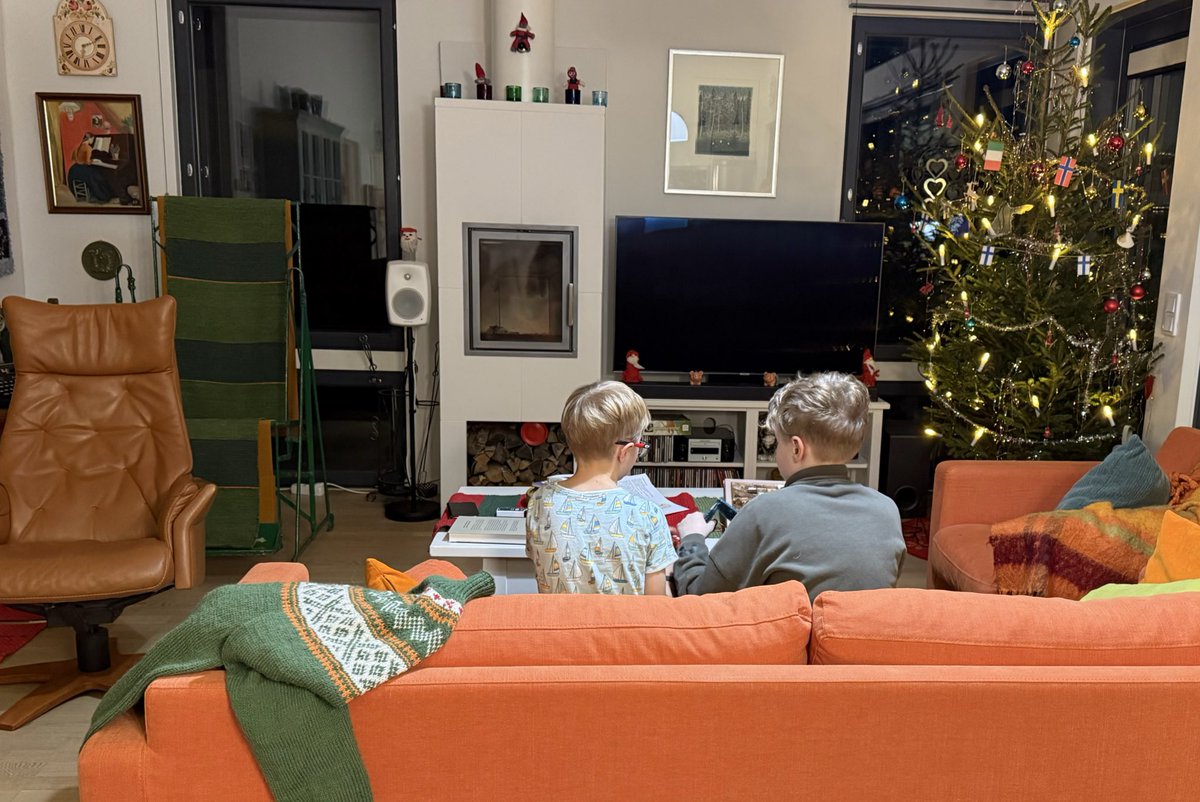 Nyt sai toinenkin poikamme uuden villapaidan. Toiselle vihreä, toiselle sininen.  Seuraavaksi tuleekin miniälle ihana villatakki. Langat odottavat. Ja vierekkäin kutovat pikkumiehetkin, toinen 12 v. vaarille punaisia tumppuja, toinen 9 v. Itselleen kaulahuivia. #joukkoneuloosi