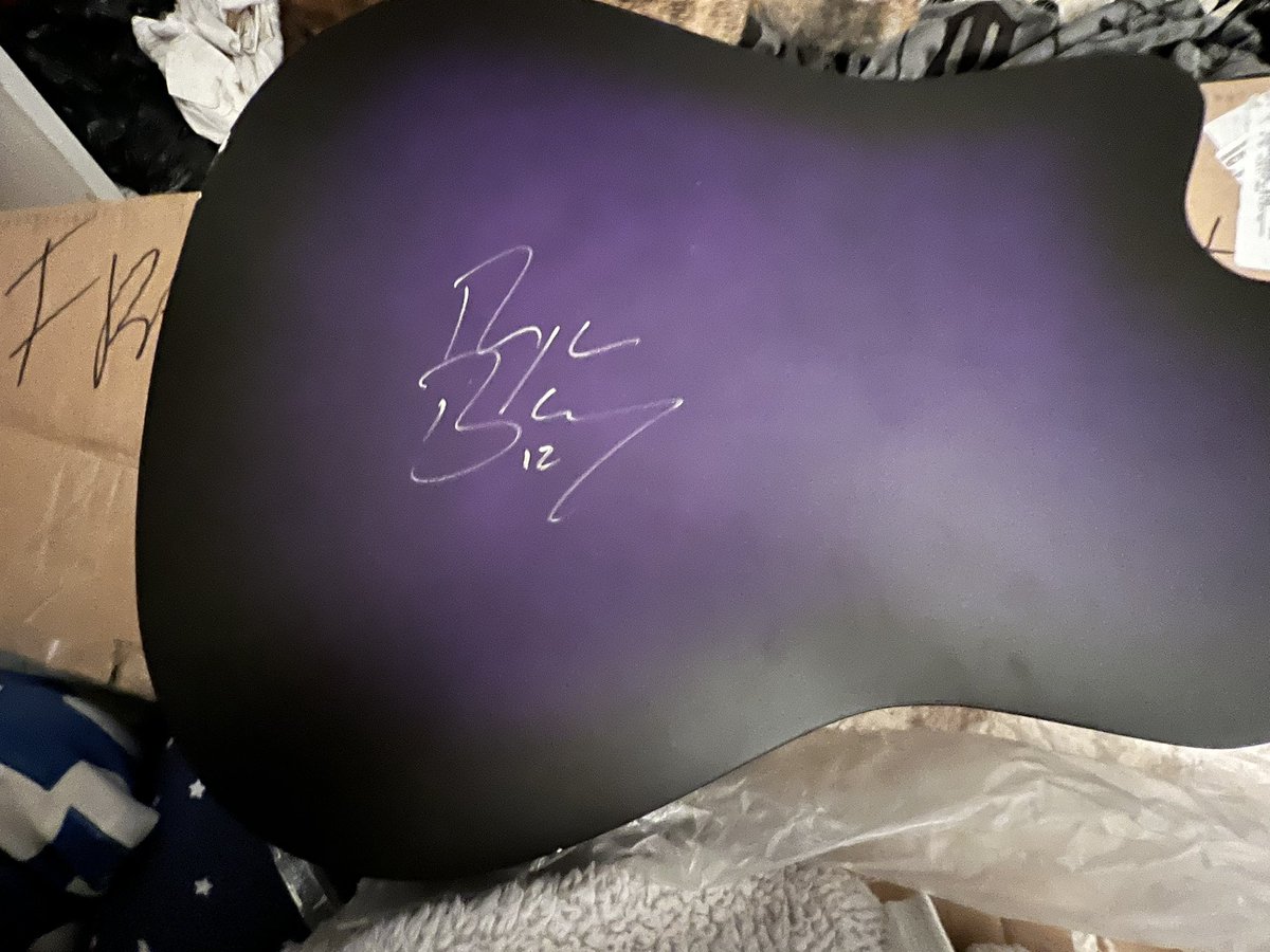 Stellarnarious's tweet photo. Shout out to @SMMcMinimee who brought me this yesterday! ๐๐๐
Signed @taylorswift13 AND @Blaney #SpeakNow guitar!! 1 of 1 ๐
Thank you to the @rbfamfoundation as well. And sorry @SkipFlores ๐๐
#YRBScannerLiveTweet #Swiftmas https://t.co/piyHS0LYXl