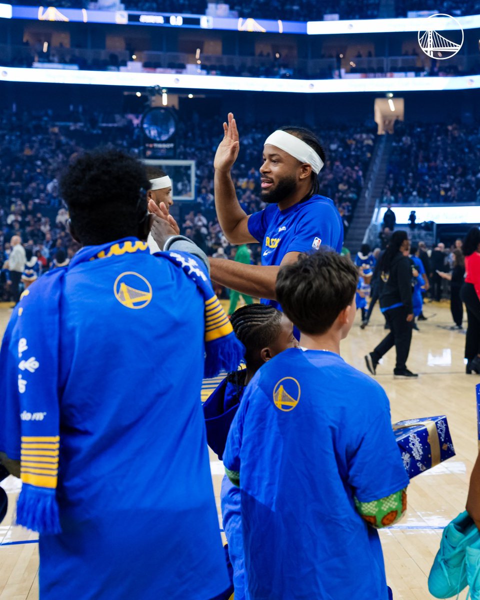 Spreading holiday cheer.
In partnership with @Denvixofficial and the Thompson Family Foundation, the Warriors and Mavericks gave gifts to local youth from Bayview YMCA and Burckhalter Elementary School.