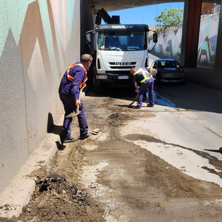 Seguimos abocados a los trabajos de limpieza integral, barrido, despeje de calles, retiro de troncos y ramas caídas, entre otras consecuencias del temporal del martes.

También continuamos con la asistencia a las familias más damnificadas.

Todas las acciones son coordinadas con