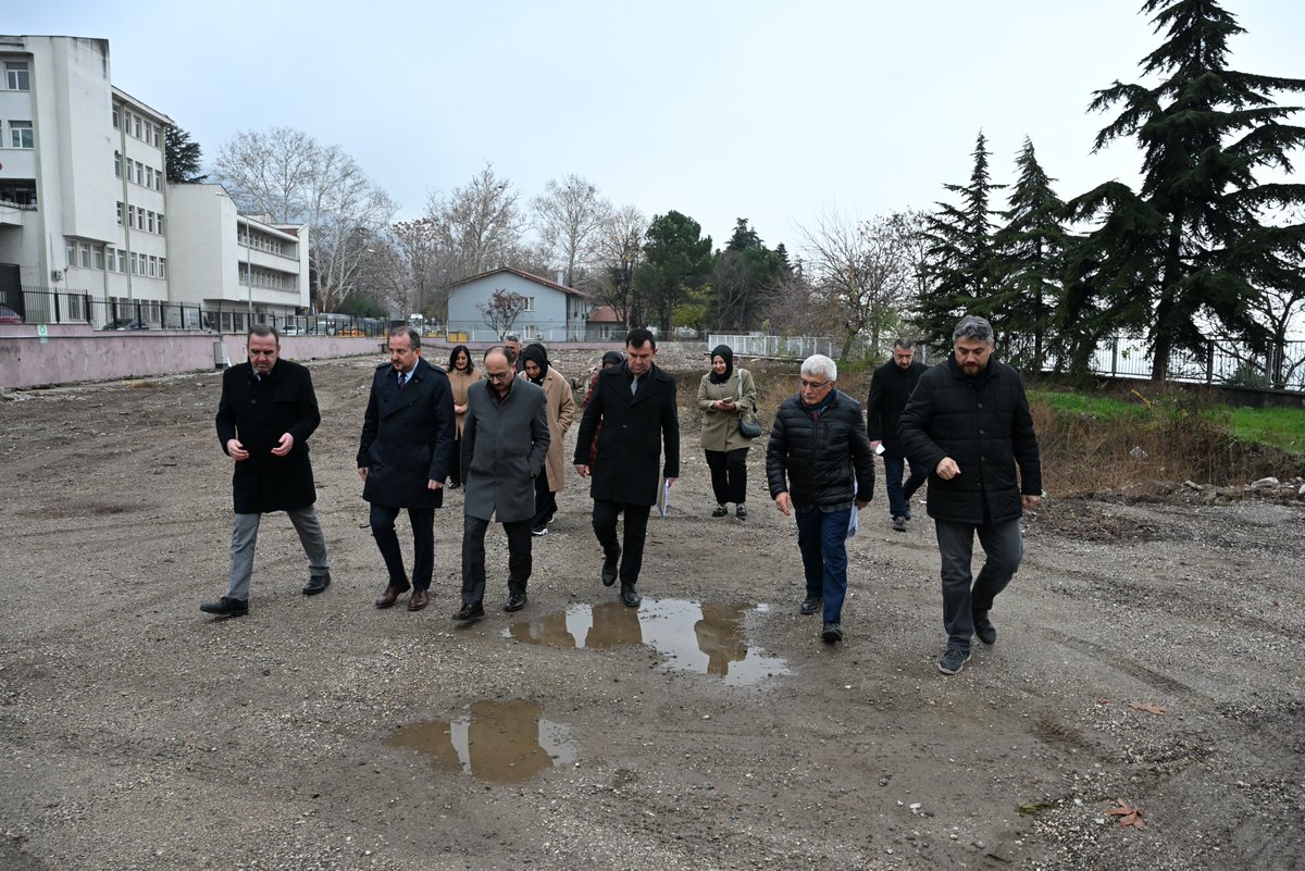 AK Parti Bursa İl Başkanı Davut Gürkan, AK Parti Bursa Milletvekilleri Emel Gözükara Durmaz, Emine Yavuz Gözgeç, Osman Mesten ve Refik Özen ile İl Millî Eğitim Müdürümüz Gürhan Çokgezer, Türkiye’nin en eski meslek liselerinden biri olan Tophane Mesleki ve Teknik Anadolu Lisesini