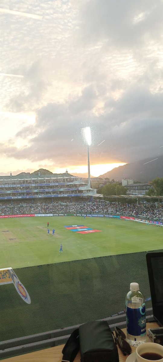 four6out's tweet image. The new floodlights are on and working at Newlands. #betwaySA20 #SA20