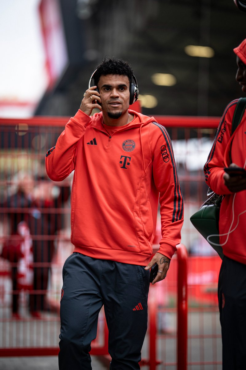 🎉Háganme el favor...

Si tenemos que hacer una playlist para fin de año para celebrar en el FC Bayern: ¿Qué nos recomiendan?

Los leemos 🎶