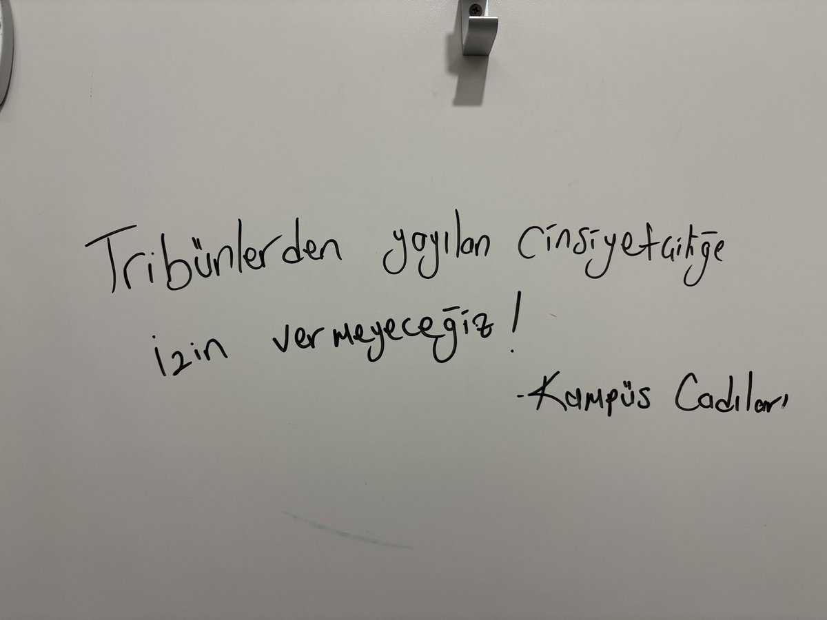 Uludağ Üniversitesi’nden sesleniyoruz!

Geçtiğimiz günlerde #Bursaspor tribününden Leyla Zana’ya dönük gerçekleştirilen cinsiyetçi ve ırkçı saldırıyı kabul etmiyoruz! 

Cinsiyetçiliğe geçit yok! Leyla Zana yalnız değildir!