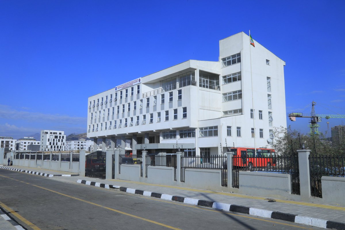 የአዲስ አበባ ዲዛይንና ግንባታ ስራዎች ቢሮ አስገንብቶ ያጠናቀቀውና ለይፋዊ ምርቃት ዝግጁ ያደረገው በእሳትና አደጋ ስራ አመራር ኮሚሽን የንፋስ ስልክ ላፍቶ ቅርንጫፍ ፅ/ቤት ሕንፃ ገፅታ።