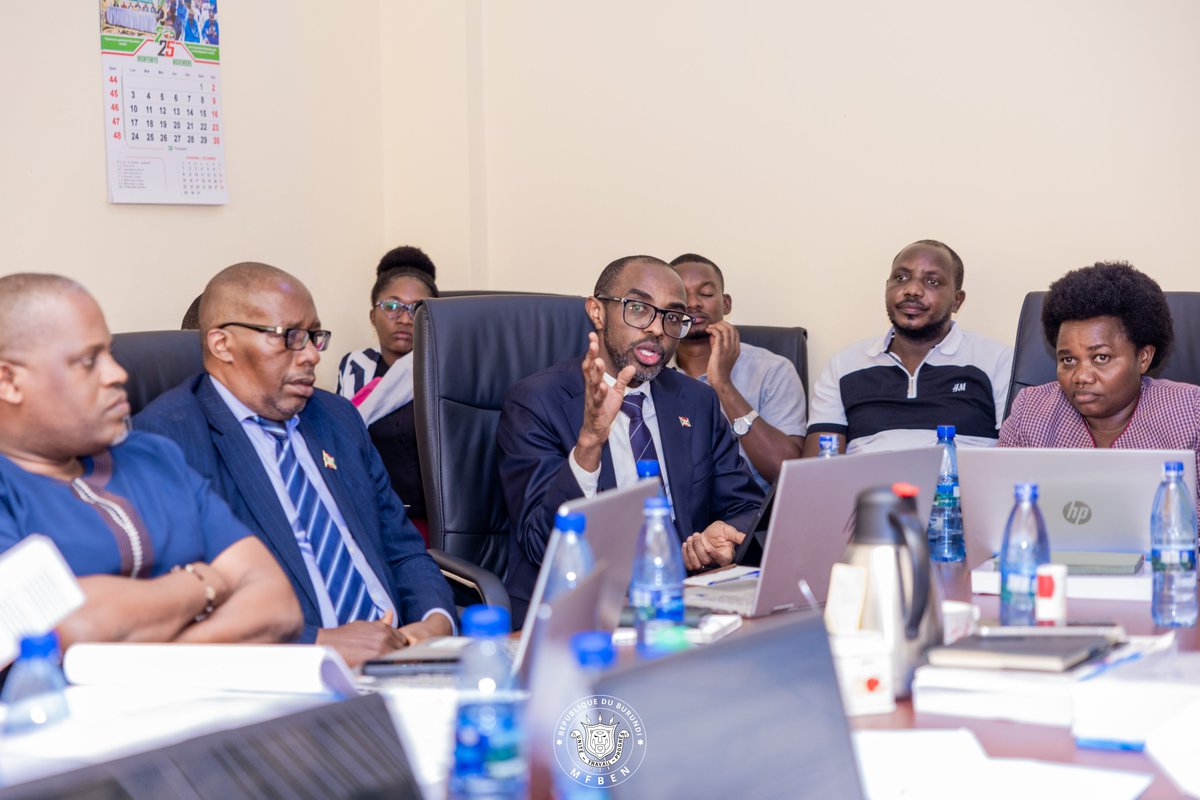 Dans la continuité du processus parlementaire, le Ministre des <a href="/FinancesBdi/">Ministère des Finances Burundi</a>, Dr <a href="/ndikalain/">ndikumana alain</a> est devant la Commission des Finances et du Budget du <a href="/Burundi_senat/">Inama Nkenguzamateka</a>, aux côtés des équipes techniques du Ministère et de l’ <a href="/OBR_BI/">Office Bdais des Recettes</a>, pour présenter et expliquer le Projet de Loi de