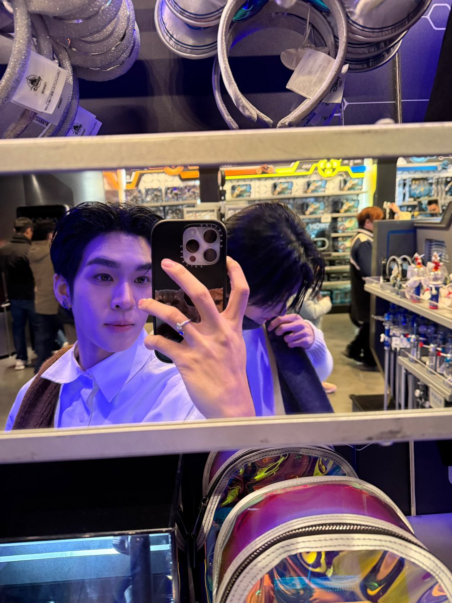 Auautnp's tweet photo. Disneyland with u🏰 #auausave https://t.co/WDKtIgmMEy