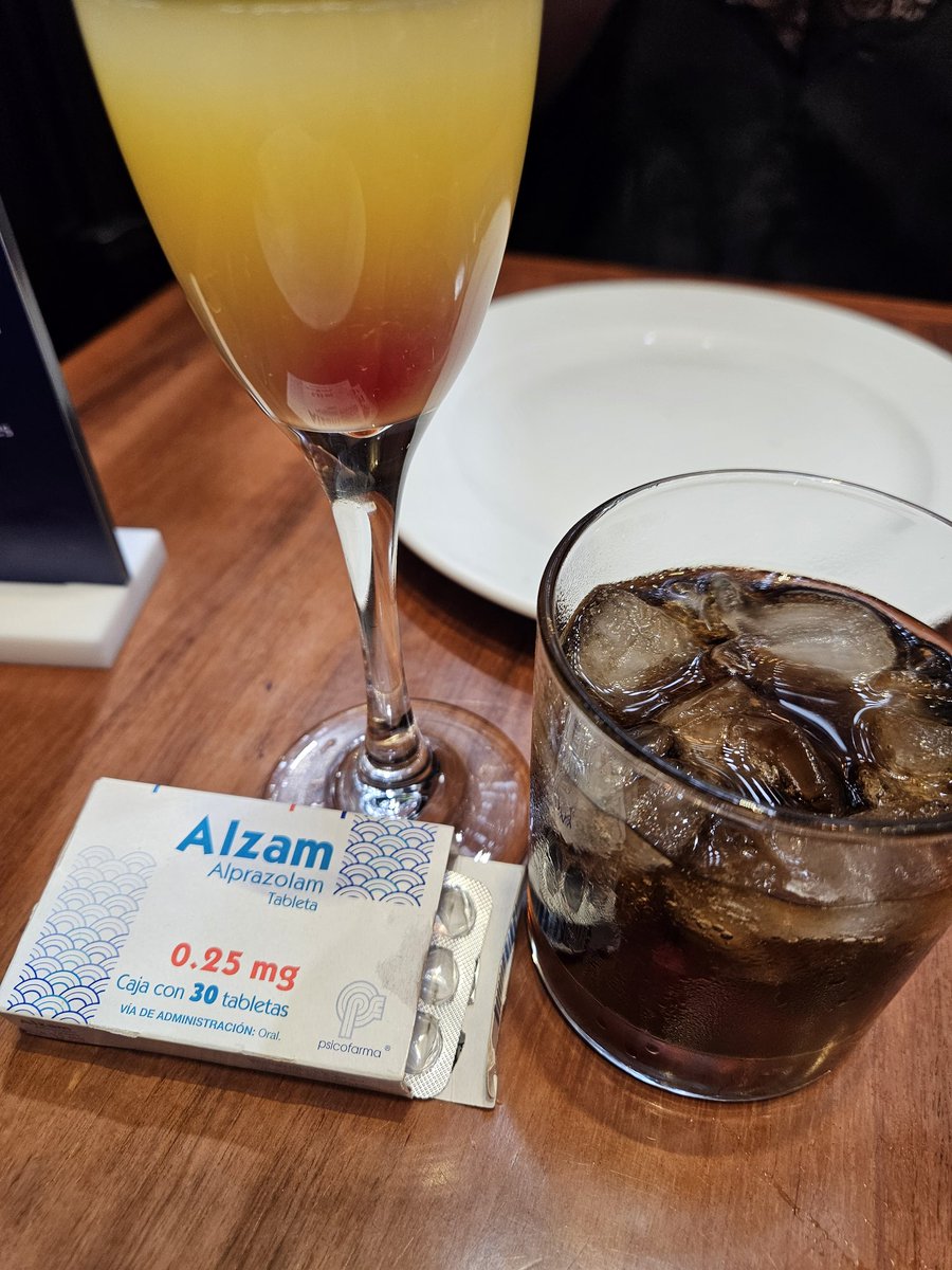 Adivinen cuál integrante de Síndrome de Estocolmo desayuna coca con hielo y cuál desayuna mimosas con alprazolam.