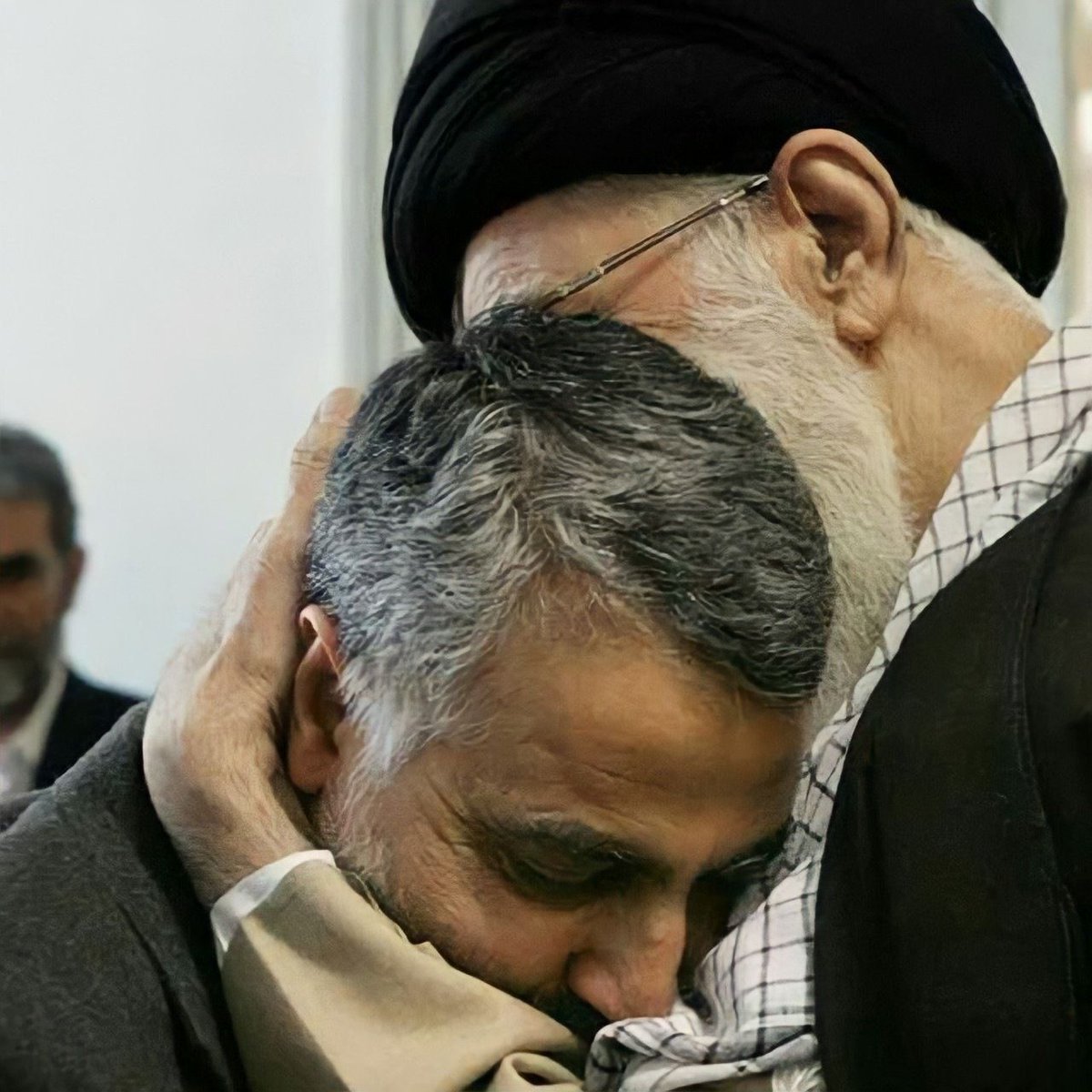 او اشرافی‌گری را رد کرد و با تواضع در خیابان‌ها، میدان‌ها و کنار رزمندگان، نشان داد که یک پاسدار واقعی انقلاب، در هر نقش و پستی، اول یک ایرانی وفادار و سپس یک فرد معتقد به ارزش‌های ناب اسلامی است. 
#ایرانمرد
#مالک_اشتر_علی
