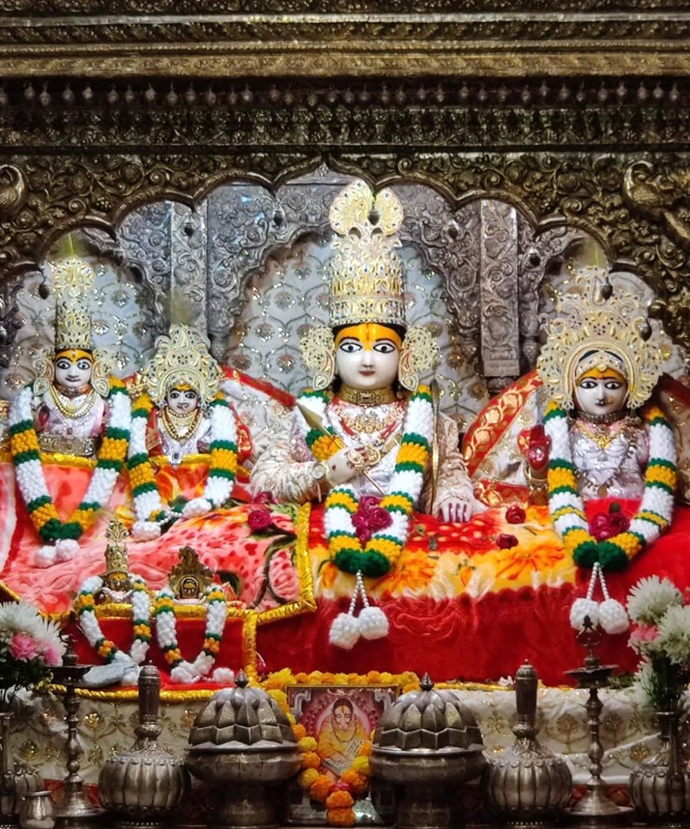 #रामलाल_प्रभू का आज #26दिसंबर2025 का #दिव्य_श्रंगार_दर्शन 😔🙏🏻
दोहा-62:-
कहि देखा हर जतन बहु रहइ न दच्छकुमारि।
दिए मुख्य गन संग तब बिदा कीन्ह त्रिपुरारि॥

#divyasringardarshan #aajkasringardarshan #shriramlalasringardarshan  #shriramcharitmanas #balkand #26december2025 #friday