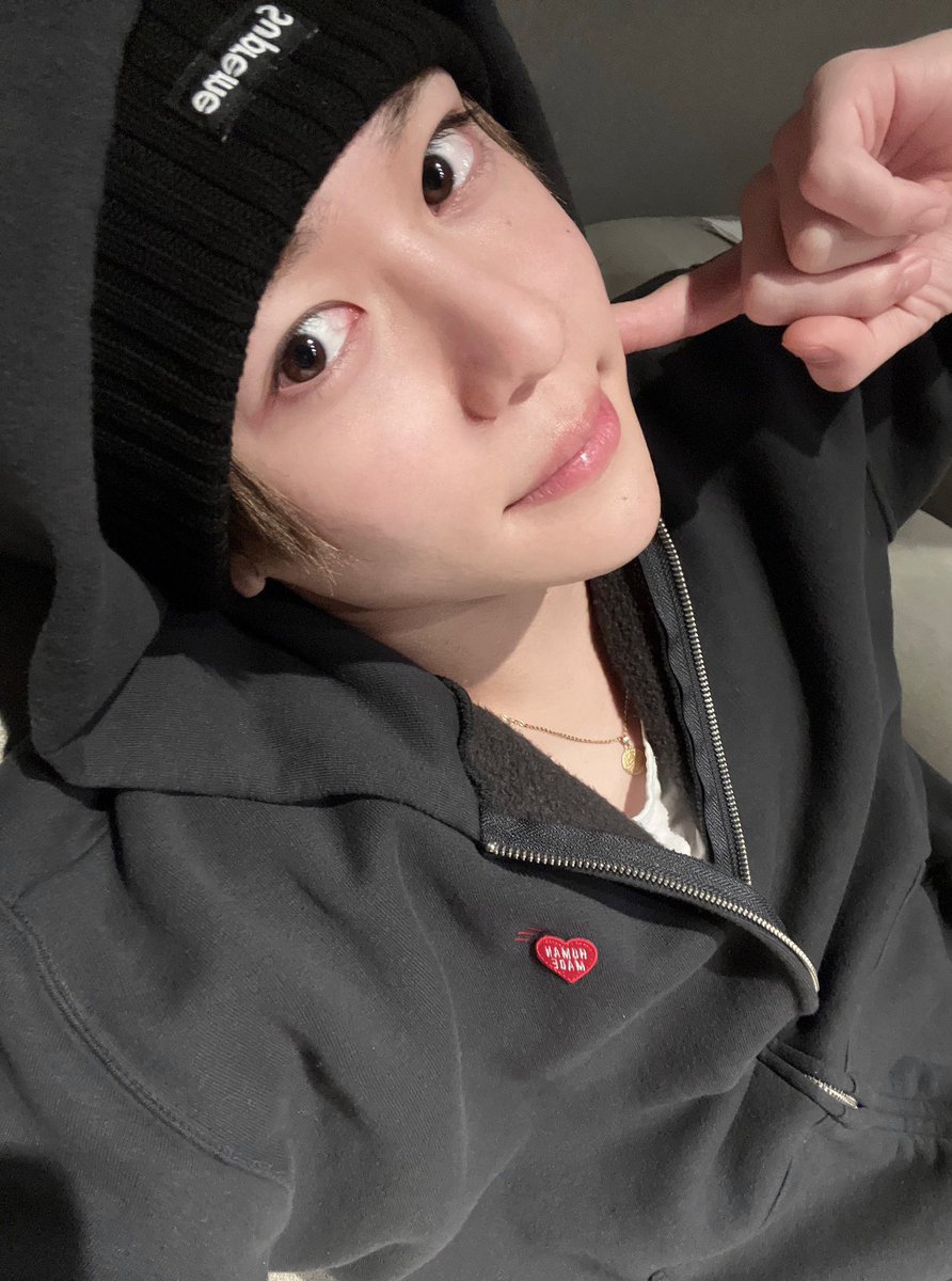 엥 사꾸 오늘 자컨서 입은거 이거아님?간만에  못보던거입어서 유심히 봤는데 시옹이껀가