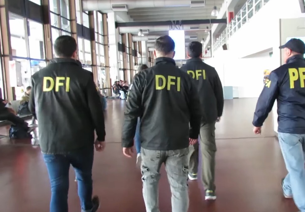 Para combatir el crimen organizado trasnacional, avanzamos sobre los eslabones más altos de la narcocriminalidad, la trata de personas, el tráfico de armas, el lavado de dinero y los ciberdelitos.

Identificamos, desarticulamos y neutralizamos la capacidad de acción de quienes