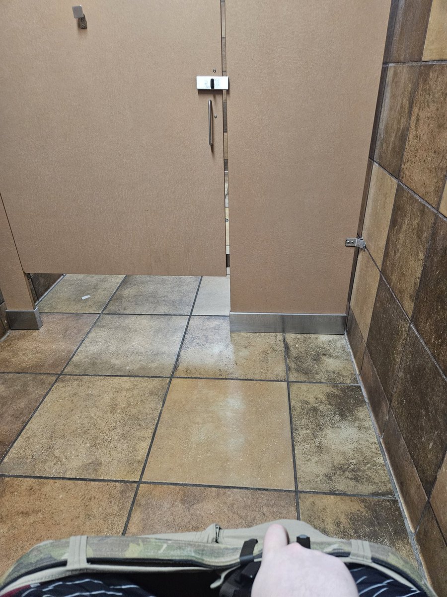 Theonebogman's tweet photo. Uncomfortable stall gap https://t.co/BhQEdrCmth