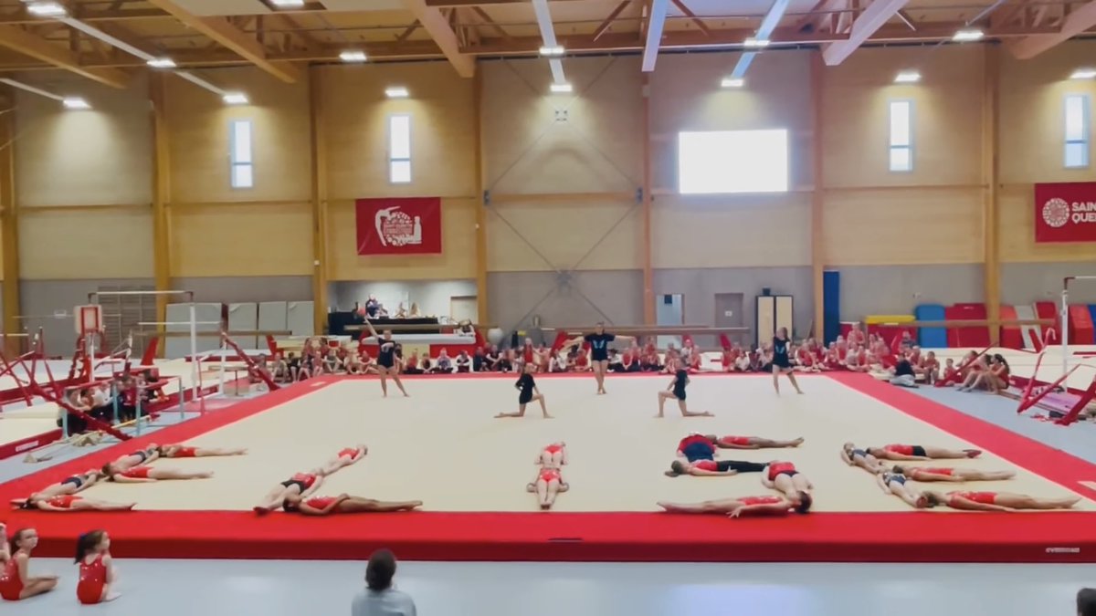 FX_choreo's tweet photo. Le club de Saint-Quentin a rendu un très bel hommage à Elise Gabert-Dubar, jeune gymnaste de 11 ans du club décédé au mois de juin après une grave intoxication alimentaire. Une tribune du gymnaste a été nommée en son honneur ❤️‍🩹🕊️

https://t.co/Ekj0GLcdJA https://t.co/LoTMasz5Go