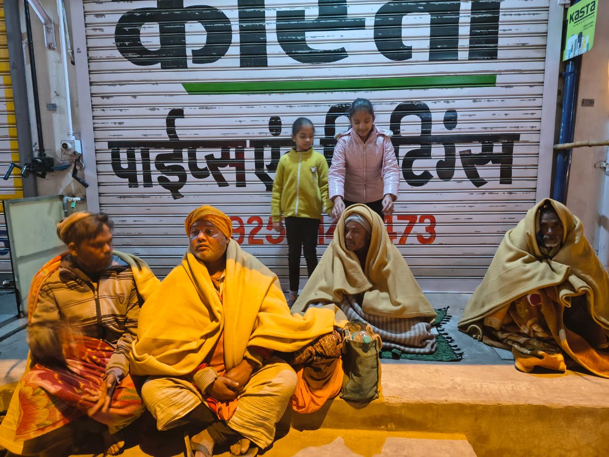 Padamsales's tweet photo. 🌟 कंबल वितरण - गरीबों को सर्दी से राहत 🌟
"सर्दी के इस मौसम में गरीब और असहाय लोगों को गर्मी का अनुभव कराना हमारी जिम्मेदारी है।"

🙏 आपका समर्थन और सहयोग हमें और मजबूत बनाता है।

#कंबलवितरण #गरीबोंकीसेवा #सामाजिकदायित्व #सर्दीकीसेवा #दान https://t.co/jv8WT7kWYT