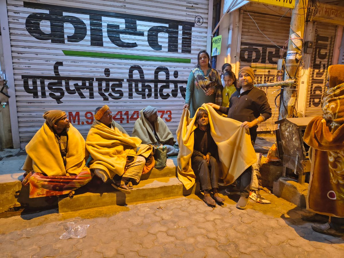 Padamsales's tweet photo. 🌟 कंबल वितरण - गरीबों को सर्दी से राहत 🌟
"सर्दी के इस मौसम में गरीब और असहाय लोगों को गर्मी का अनुभव कराना हमारी जिम्मेदारी है।"

🙏 आपका समर्थन और सहयोग हमें और मजबूत बनाता है।

#कंबलवितरण #गरीबोंकीसेवा #सामाजिकदायित्व #सर्दीकीसेवा #दान https://t.co/jv8WT7kWYT