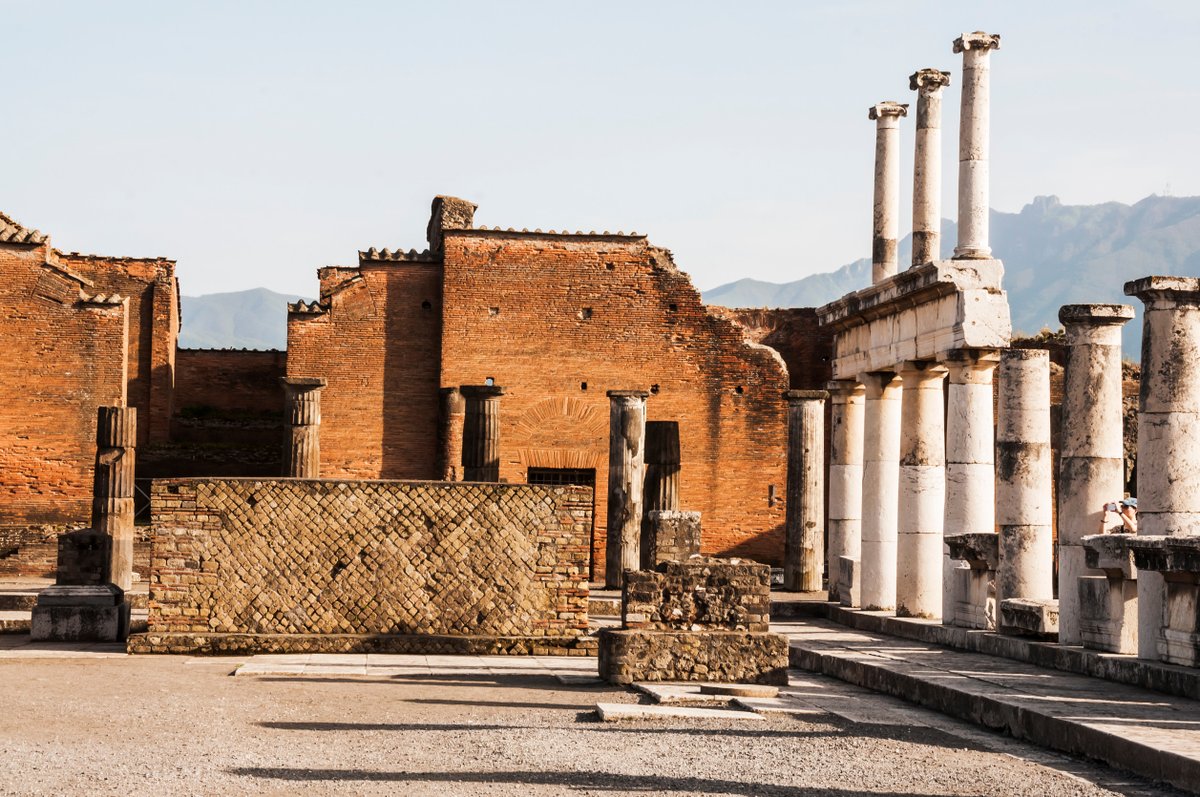 🏛️🇮🇹 Pompeya conserva calles, casas y frescos de la antigua Roma tras la  erupción del Vesubio en el año 79 d.C. Recorrerla es entender la vida  cotidiana romana con detalle único., image size:1200x797