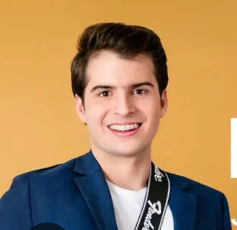 "Jorge Antonio Oñate...Otro de los artistas triunfadores en "Patillal" con una gran puesta en escena y cantando los éxitos de su fenecido padre,se ganó el cariño de propios..
"@jorgeantonioonated "@fespatillal