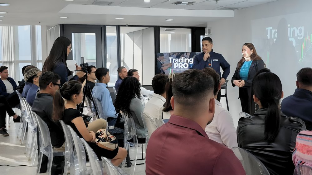 ACTITUD MILLONARIA © Academia tweet media