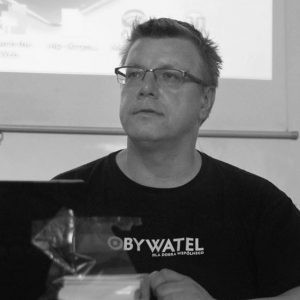 Dzisiaj nagle, w swoje 61. urodziny, zmarł Cezary Miżejewski, nasz wieloletni współpracownik.
Za komuny działał w opozycji demokratycznej. Kontestował tamten system z lewej, bo uważał, że cenzura, esbecka pałka, strzelanie do robotników, kartki na cukier i władza aparatczyków to