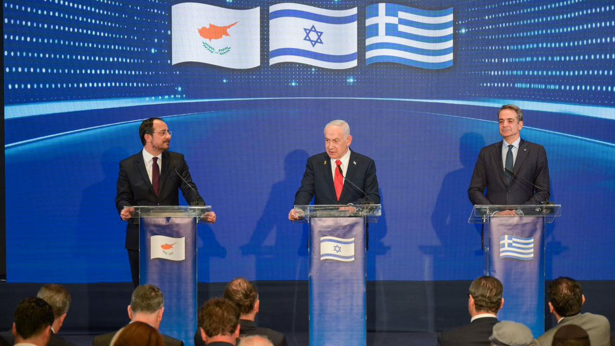 🔴 Yunan gazeteci John Kountouris, İsrail–Yunanistan–GKRY arasında düzenlenen üçlü zirveye ilişkin:

“Ne yazık ki hem Yunanistan hem de Kıbrıs, ‘Büyük İsrail’ projesi doğrultusunda diktatör İsrail Başbakanı Netanyahu’ya ve onun çıkarlarına hizmet ediyor.”