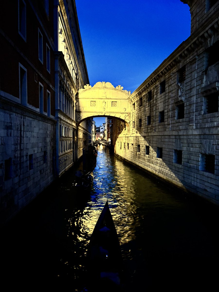 Marillacocchia's tweet photo. Venezia è bella, a Natale di più @foreveragain70 💫 https://t.co/tIa3Px38Tp