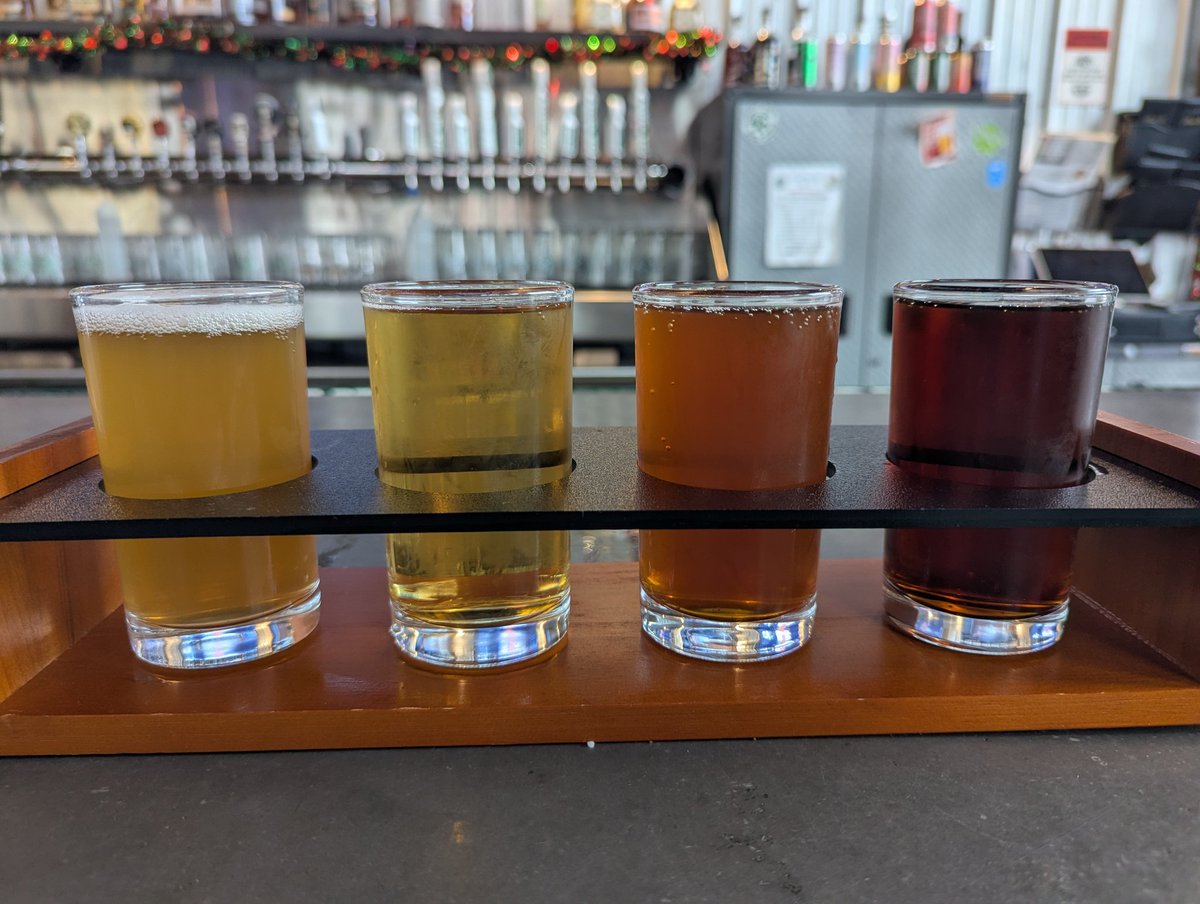 PaulDSmith16's tweet image. Hoppy #FridayIndianaBeer with a variety flight from @DannyBoyBeer. @812farms @Baileybones32 @BeerSnobSean @Crobb88 @howarmat @Indybeersleuth @RobertRolfeFedd @scrappybooogle @TheIndianaPizza @BradMitchell02 @KohnRita @DrinkIndiana #INBeer