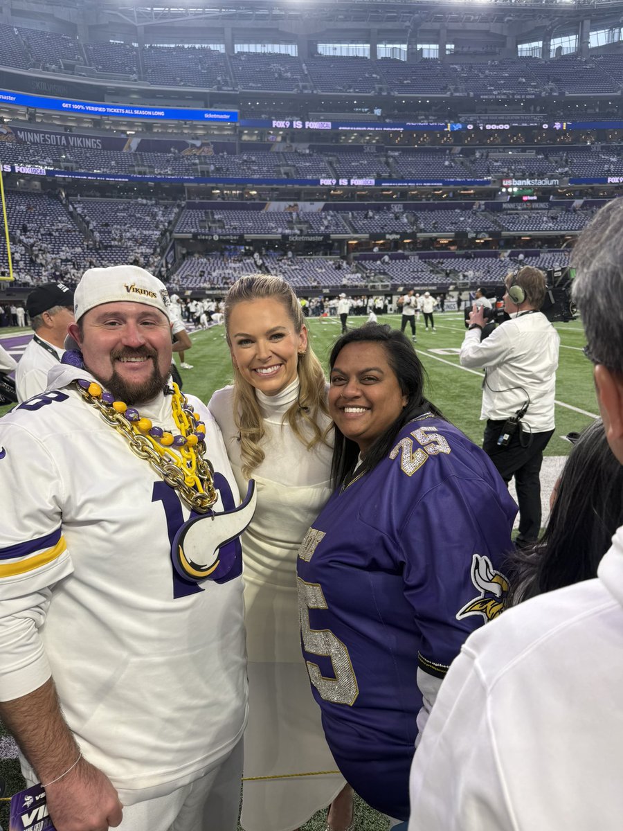 rani_karasch's tweet image. @JamieErdahl thank you for taking the time to take a picture with us after we just got engaged!!! We love you on Good Morning Football!! 🥰🎉@PicDaddy82