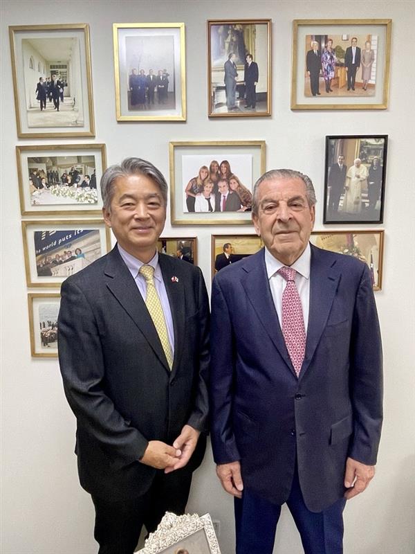 JapanEmb_Chile's tweet photo. El Expresidente Frei es un líder significativo de la relación 🇯🇵🇨🇱. Visité su despacho y conversamos sobre cómo estrechar aún más la relación económica. Él fue testigo de la celebración de nuestro centenario de amistad y hablamos de proyectos para el 130° aniversario de 2027😊✨ https://t.co/wUyxSaXZNz