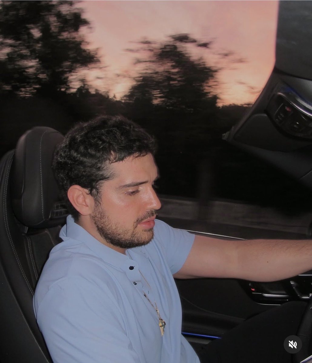 ElizbethCristi7's tweet image. 🚨ATENCIÓN: Esta historia se pone cada vez más interesante y merece toda la atención pública.

El periodista Daniel Coronell reveló, con documentos en mano, cómo presuntamente Juan José Lafaurie Cabal fue presentado como “pequeño productor” para acceder a un crédito con tasa…