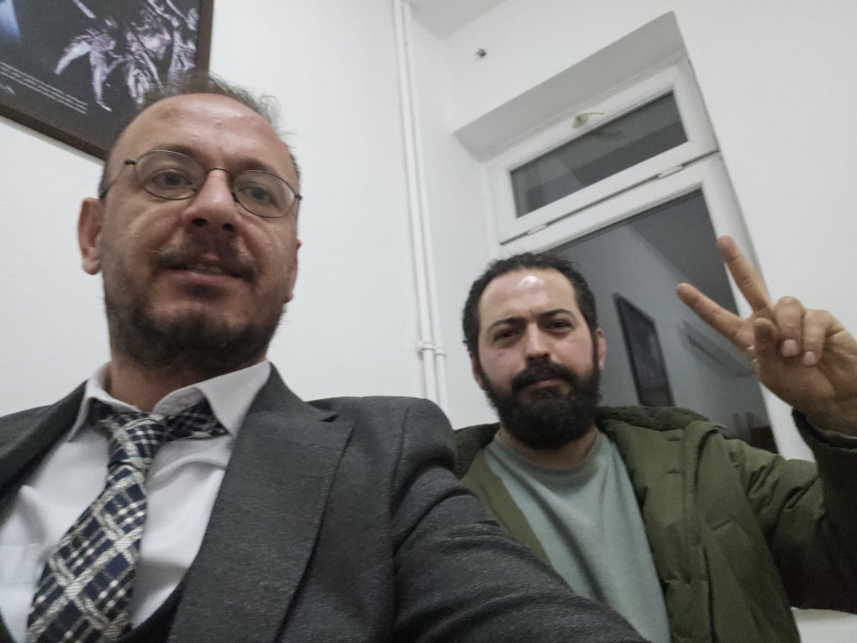 Arkadaşımız video-aktivist Gökhan Mezarcı, Yaşam Hakkı Savunucuları'nın BM başvurusu hakkındaki açıklamasından sonra adliyede gözaltına alındı. Dün Karataş Barınağı'ndaki katliamın sorumlularına karşı yayın yapan Gökhan bugün gözaltına alınarak kamu görevlisine hakaret iddiasıyla