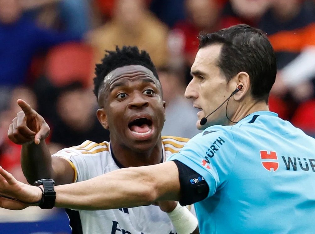 DatosSevillista's tweet image. Eres un cobarde.  Lo peor es que lo sabes.

No te hemos visto esos aires de juez con estas imágenes...

Lecciones de civismo a tu casa,  @PavelFdez