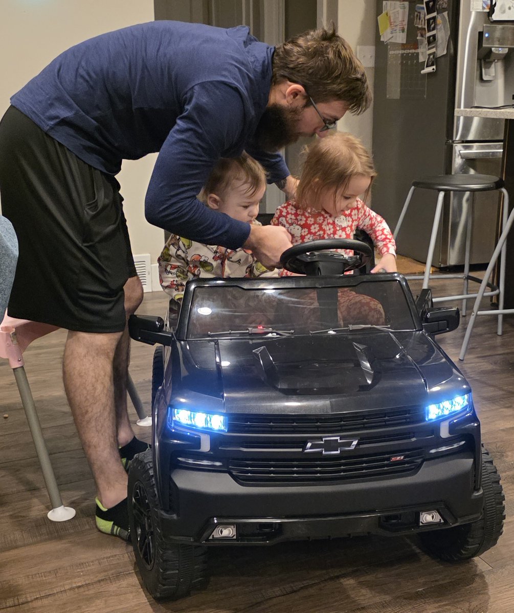 Carter_Hudson19's tweet image. I hope everyone had an amazing Christmas!  I loved waking up early and going over to my brothers house to watch my nieces open up their presents.  I love spending time with my family!