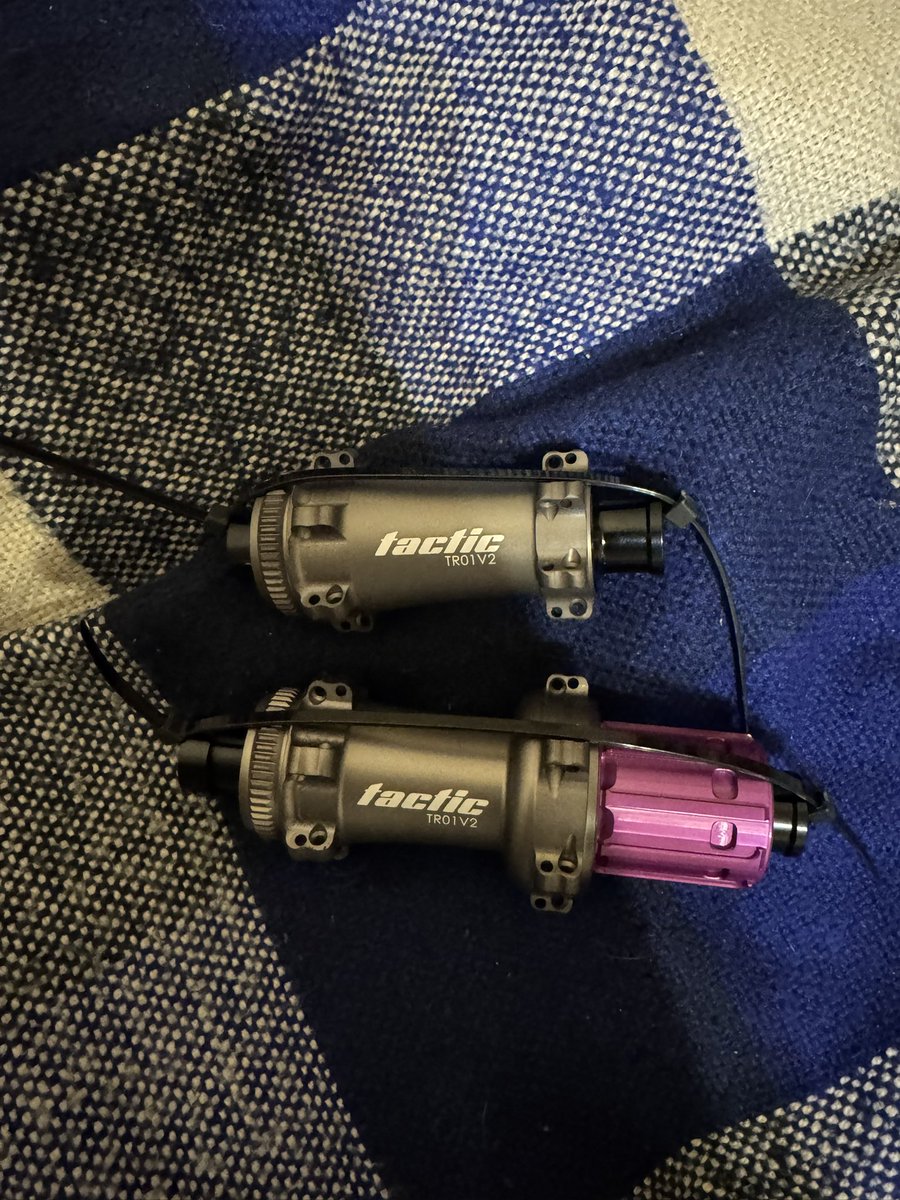 Ребят, у кого-то в следующем сезоне кастомные колёса будут! Подарочек от брата приехал😄 Надо теперь озаботиться поиском ободов и спиц. Жесть крутота!