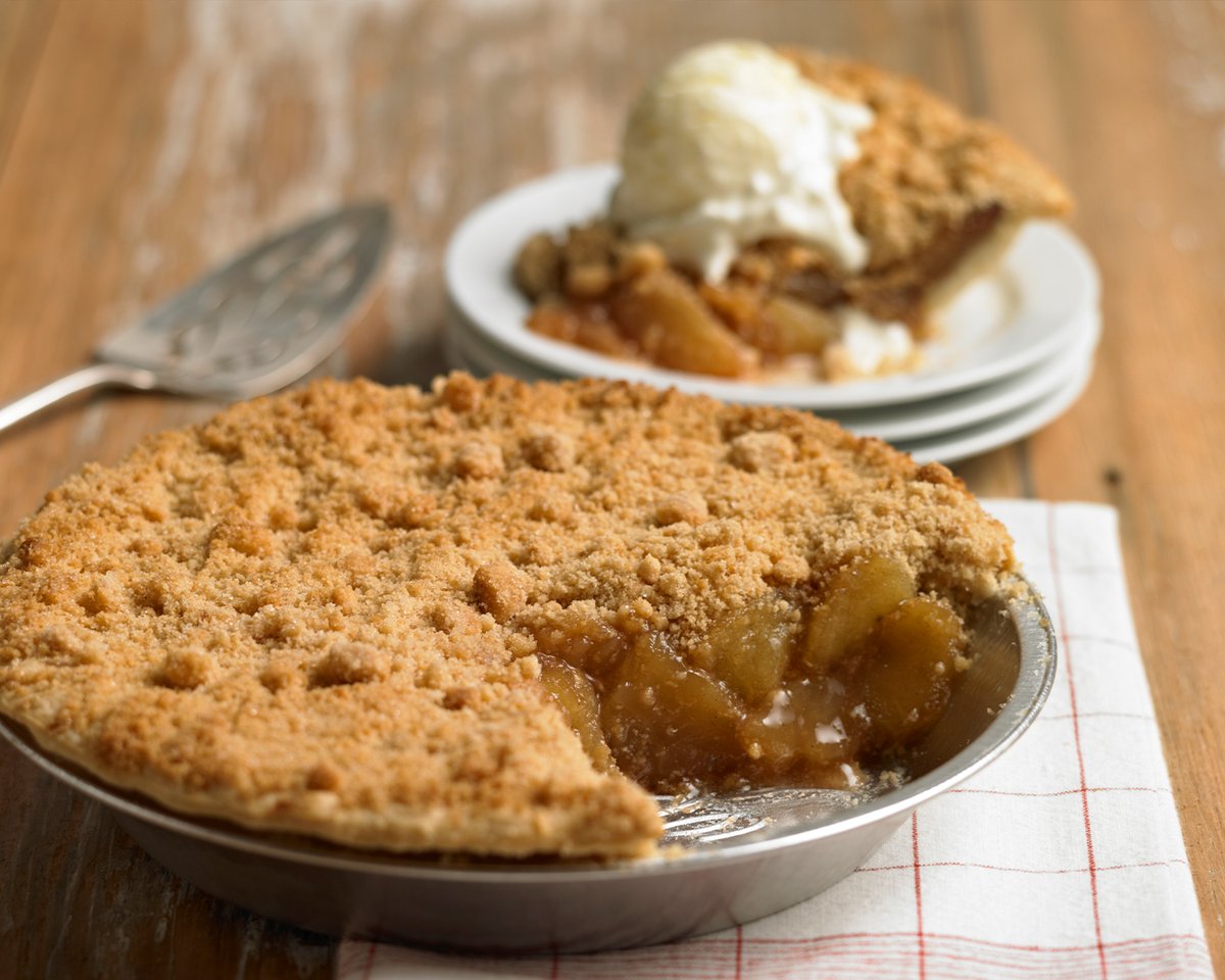 When the weather turns chilly, this cozy combo brings all the seasonal comfort—fresh-baked apples, flaky crust, and that cold scoop that melts together into the coziest winter treat. 🍎🍨