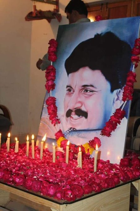 JSQMBashir_Khan's tweet photo. جڏهن سرمد سنڌي سائين جي ايم سيد وٽ وڃي روئي دانهن ڏني
سائين ماڻهو مونکي پنجابي ٿا ڪوٺن ۽ مونکي ڏاڍو ڏک ٿيو آهي
 تڏهن سائين جي ايم سيد رحمان مغل کي سرمد سنڌي جو لقب ڏنو ۽ هاڻي سيد جي ڏنل لقب کي هنن کان ڪوئي مائي جو لال نٿو کسي سگهي۔
سرمد سنڌ هيو ۽ رهندو.
#TributeToSarmadSindhi https://t.co/ptl1GyzHp4