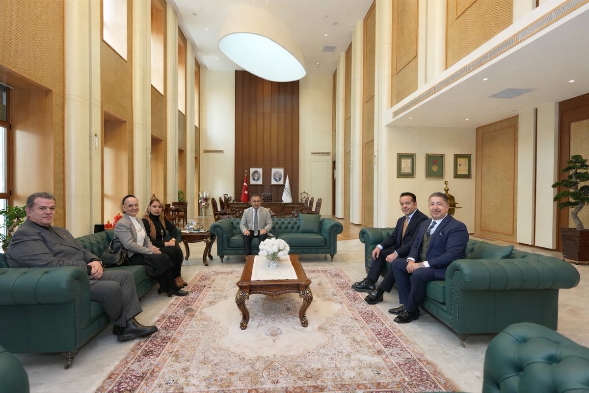 Gaziantep Valimiz Sayın Kemal Çeber’e yeni Valilik binasının  yapımı dolayısıyla Dernek başkanımız İrfan Karakuzulu ve yönetim kurulu üyelerimizle birlikte hayırlı olsun ziyaretinde bulunarak lisemizin sorunları hakkında görüş alışverişinde bulunduk kendisine teşekkür ediyoruz