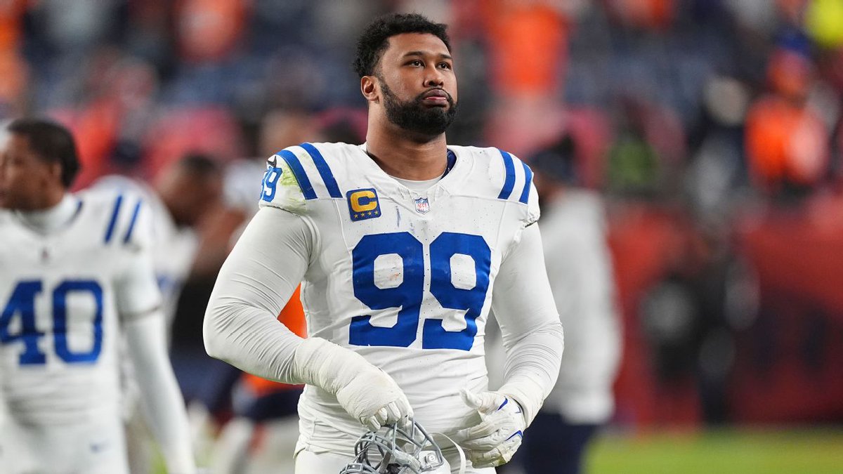 ColtsFansMexico's tweet image. Los Colts colocan a DeForest Buckner en la lista de lesionados tras agravar su hernia de disco, según Joel A. Erickson.
Buckner será operado y se perderá el resto de la temporada, y podría retirarse por su lesión en el cuello.