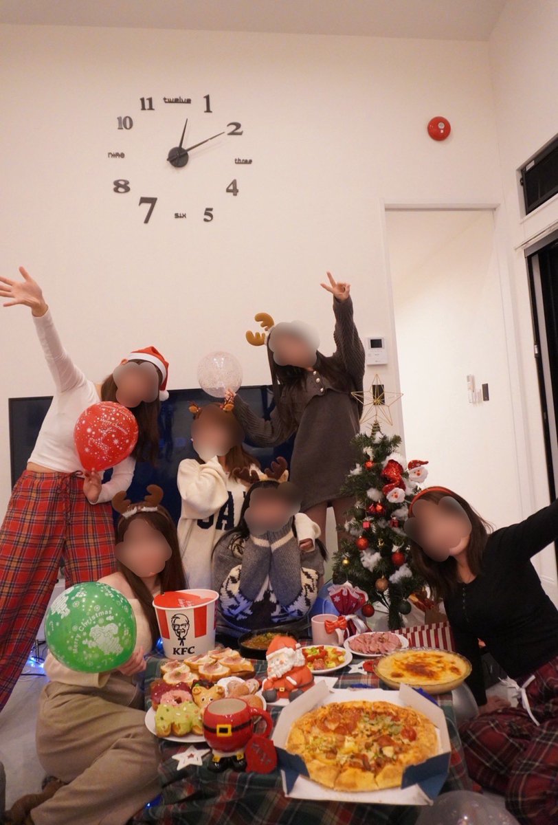 今年はみんなでプレゼント交換して
沢山食べてお酒飲んで楽しかった〜〜
1人インフル出来れなくて残念😢