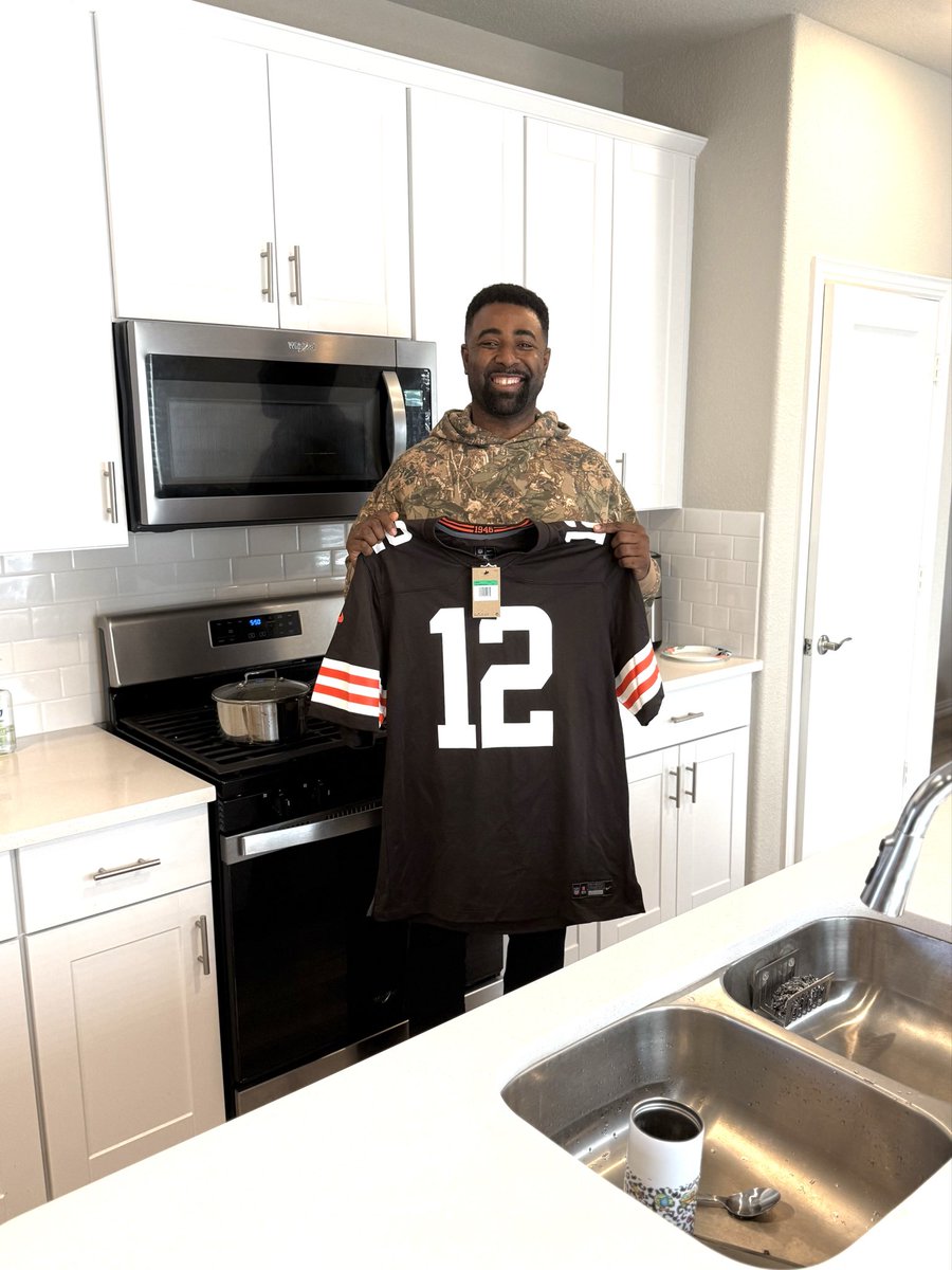 PrayOrDie's tweet image. I knew nothing about Charlie Kirk and I know nothing about Jasmine Crockett but what I do know about is Football 🏈 and Shedeur Sanders. “He says it’s perfect timing ⏱️ I say it’s “God’s Providence”. God’s providence will always place you at the right place at the right time.