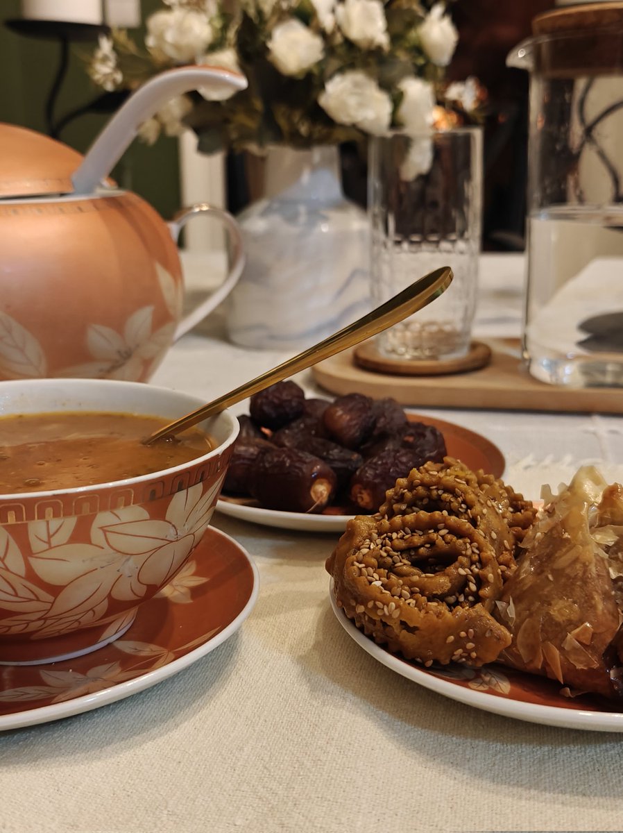 كنت في مساحة حين أرسلت أمي رسالة صوتية تخبرني بأنها أعدت  "الحريرة"..  فإذا ما كنت راغبا فيها ما علي سوى الذهاب لتناولها عندها أو أمر لأخذها... فطلبت منها اعداد كمية محترمة تستحق عناء الخروج في هذا الجو البارد والممطر..  لأخذ ما تيسر منها.. فكان لي ذلك.. وعدت بها حتى يقر قلبي